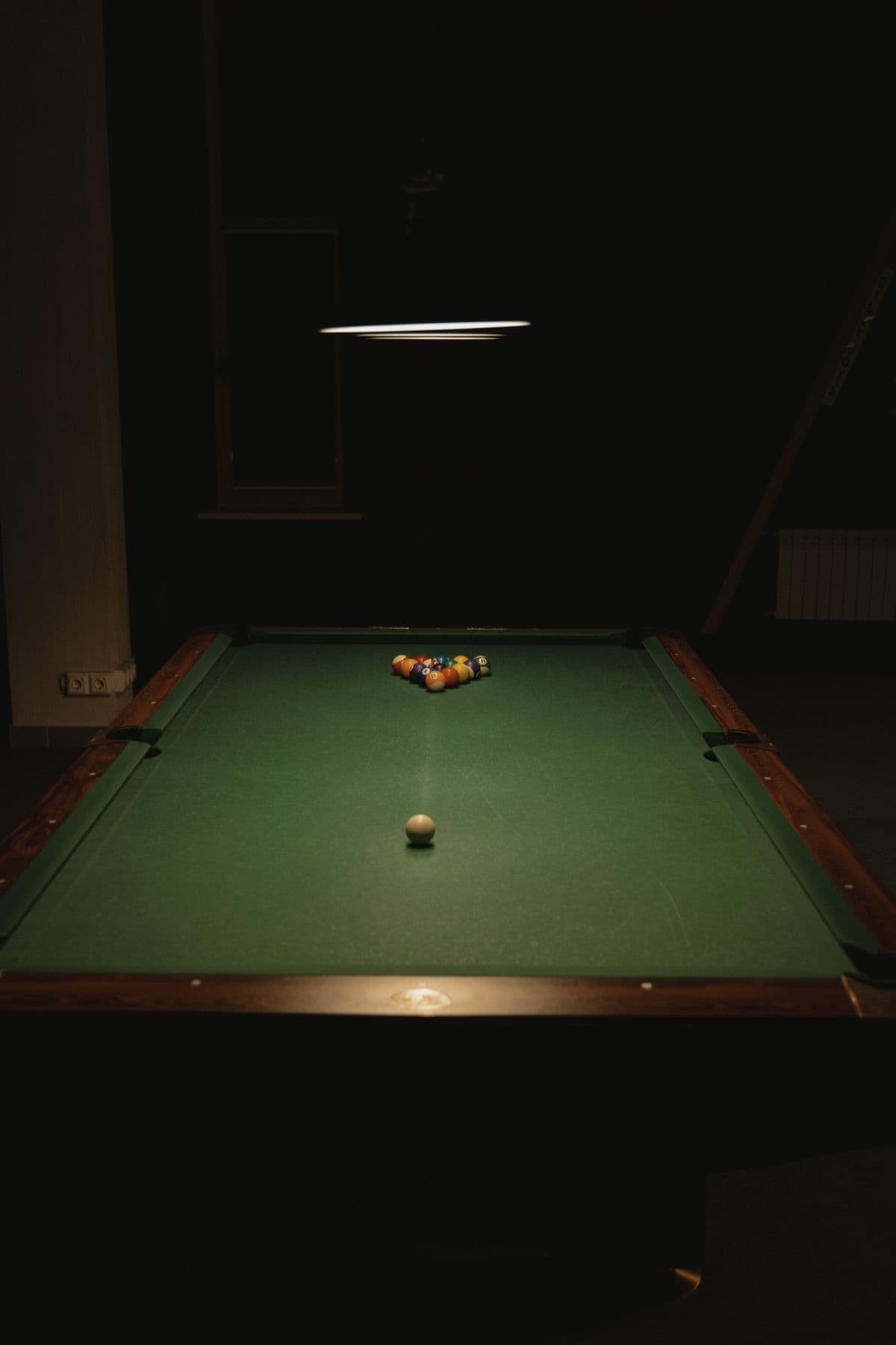 Yeşil bilardo masası ve toplar