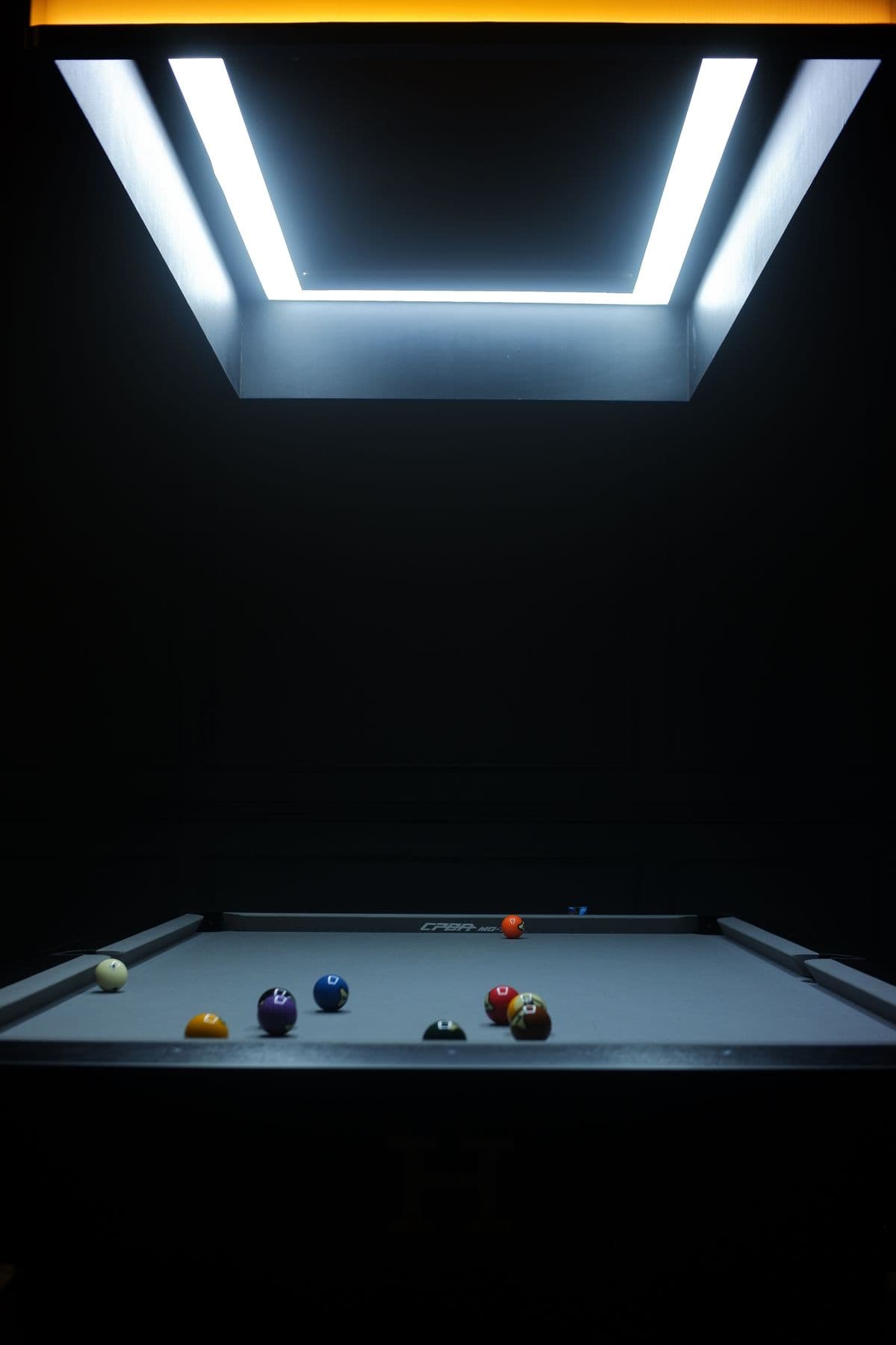 Loş ışıklı bilardo salonu
